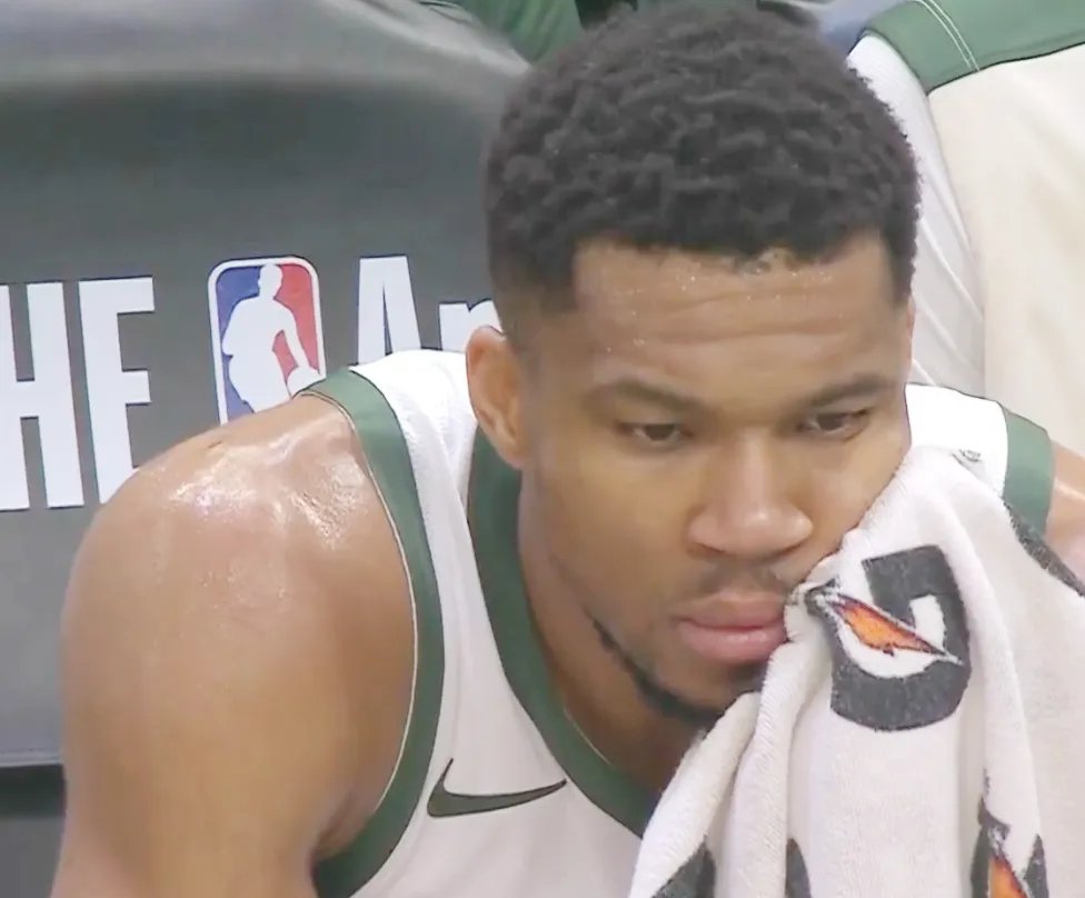 爱游戏体育平台包含字母哥连续七场比赛得分超过晋级下一阶段，快船不断突破！观众掌声雷动的词条